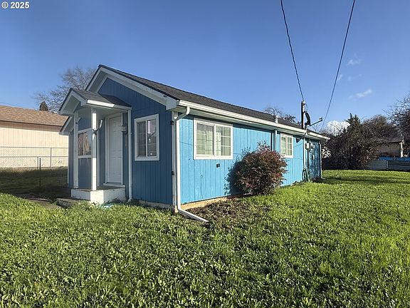 3rd image of 110 SE Darrell Ave