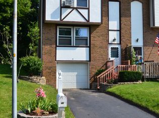 31 Carriage Ct, Farmington, NY 14425
