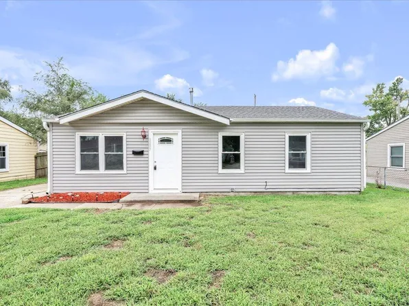 1207 Hiatt St, Carter Lake, IA 51510