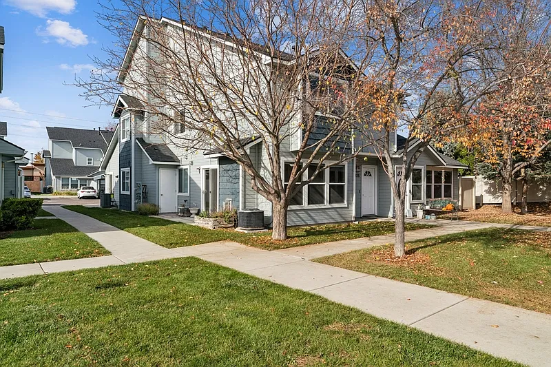 3 bed, 2.0 bath, 1306 sqft, $1,995 — Photo 1