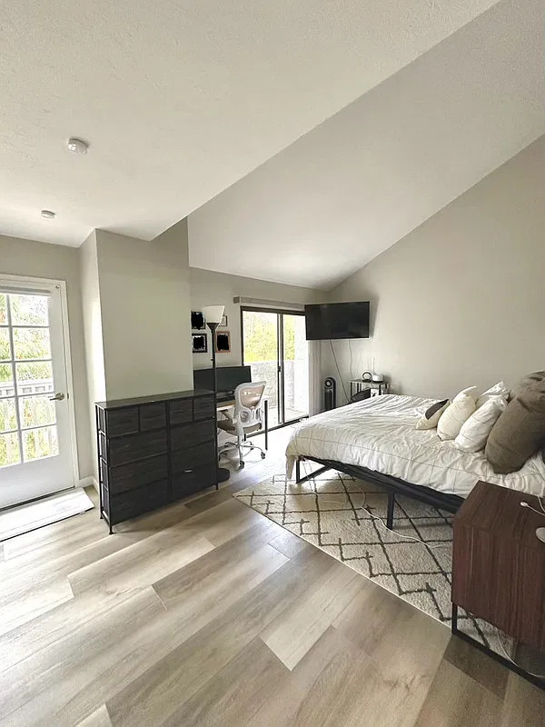 2 bed, 2.0 bath, 1092 sqft, $3,995 — Photo 2