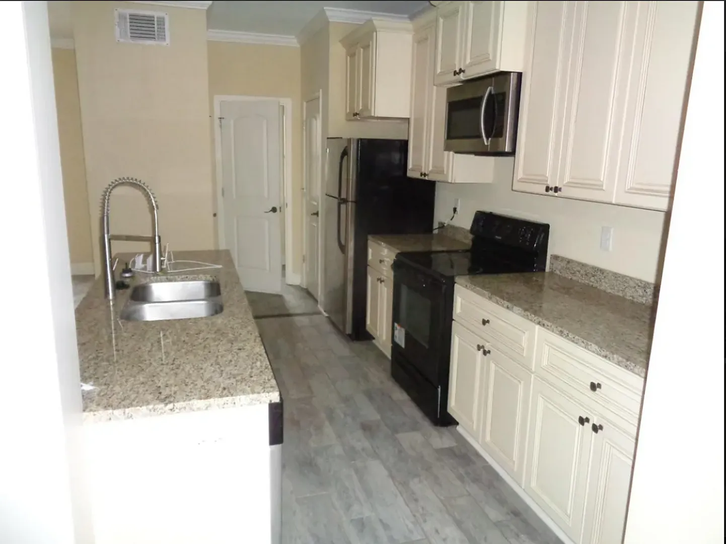 3 Bed/2.5 Bath — Photo 4
