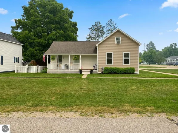 229 6th Ave, Tawas City, MI 48763
