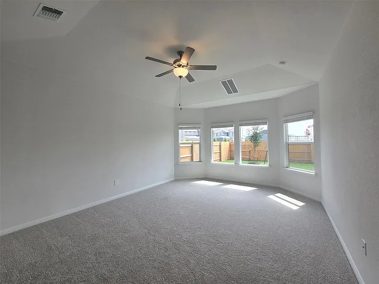 715 Universal Dr — Photo 15