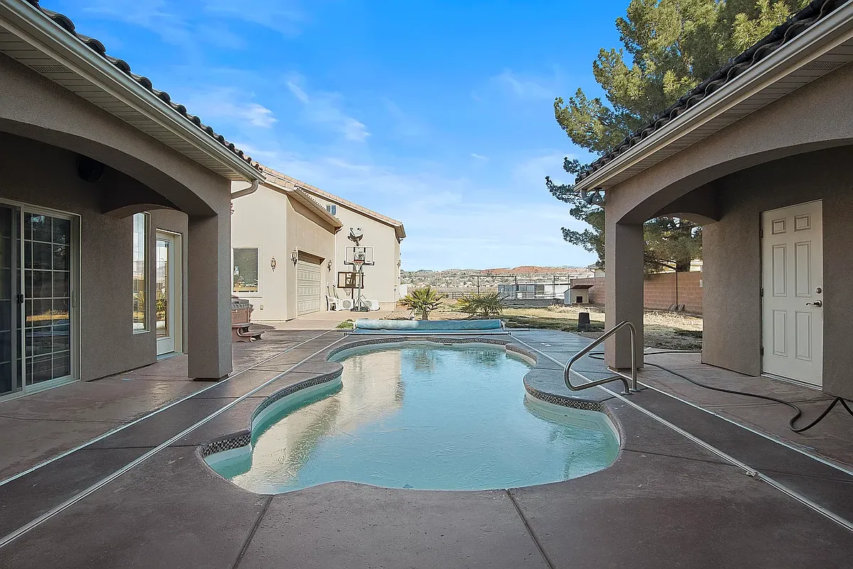 Building Photo - 584 W Mariposa Dr