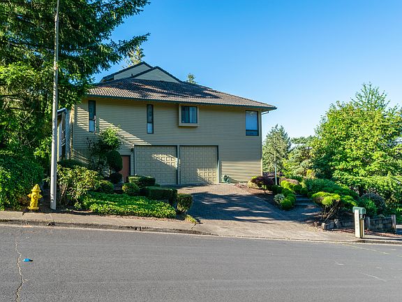 Paved driveway+walkway