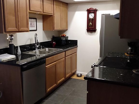 4th image of 740 W Elm St Unit 211