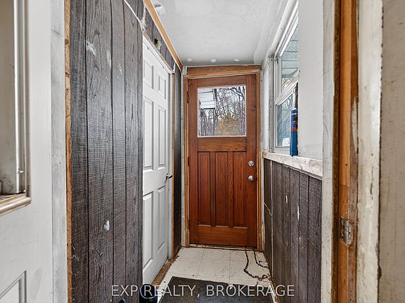 3rd image of 2295 Sydenham Rd