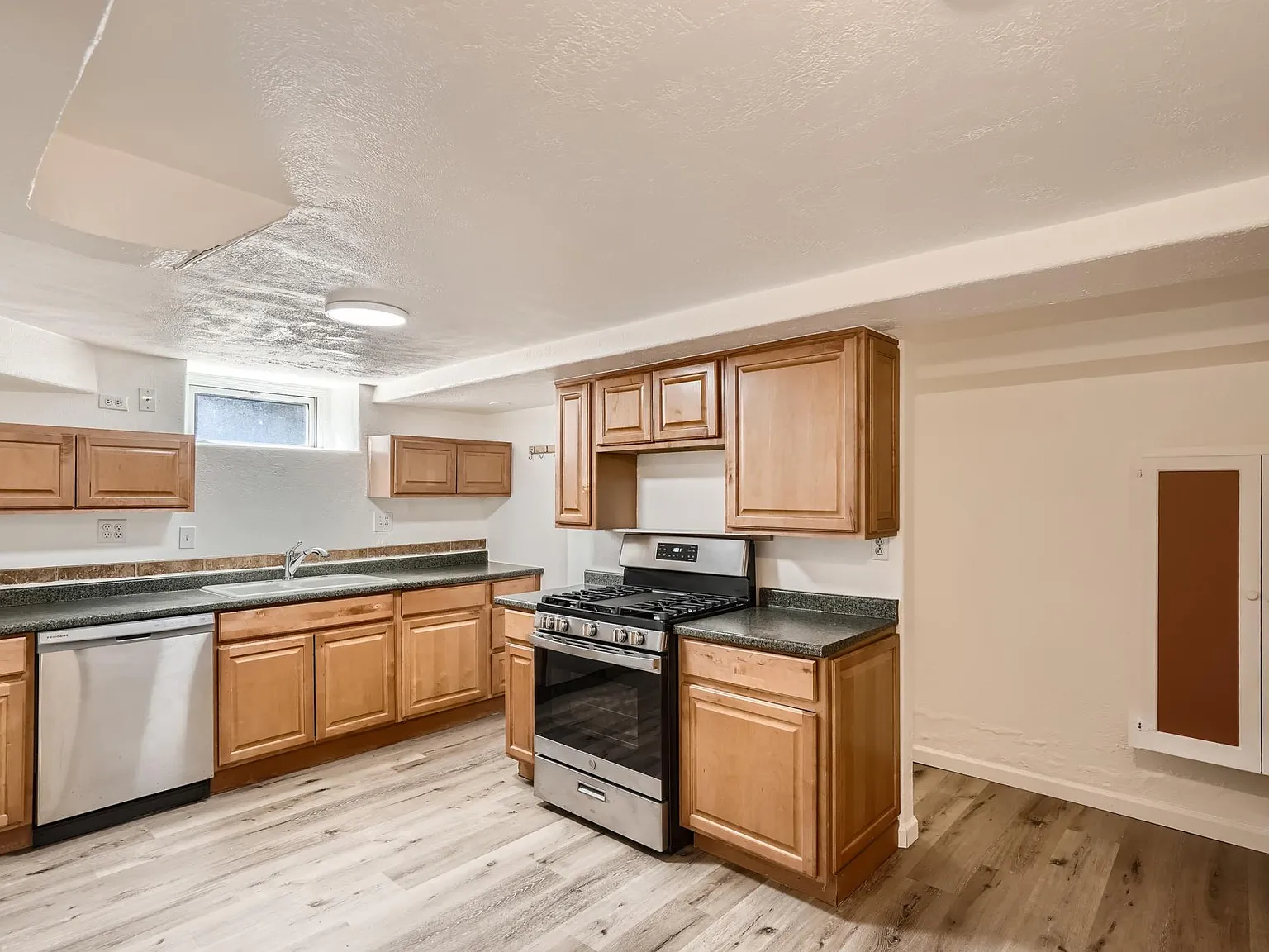 1530 Filbert Ct — Photo 3