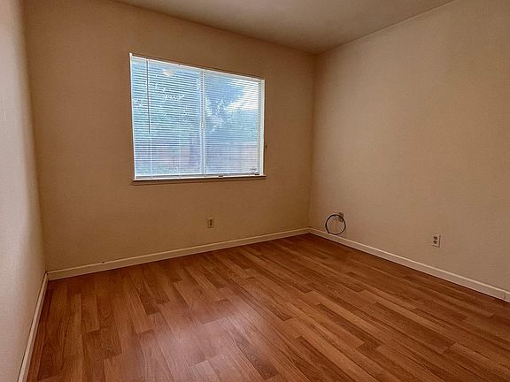 5th image of 3525 Des Moines Dr