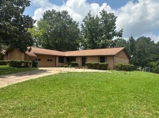 2302 Crestwood Dr, Tupelo, MS 38801