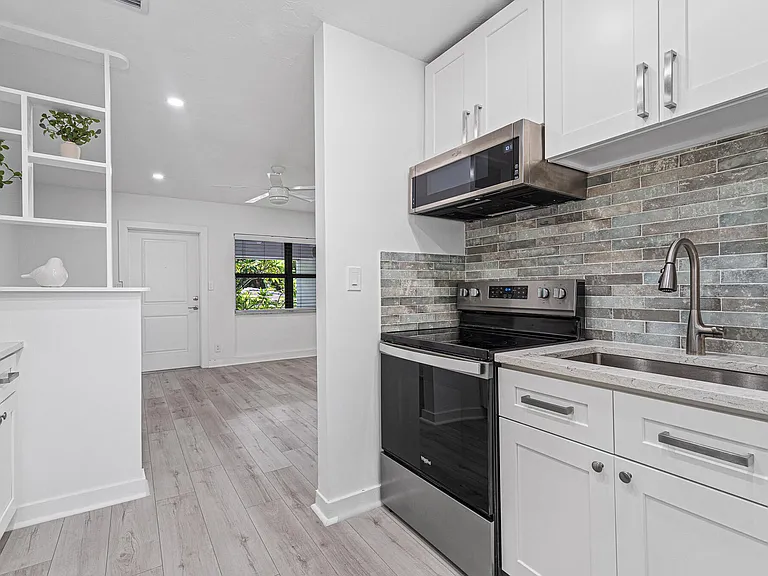 2060 NE 1st St #16 — Photo 13