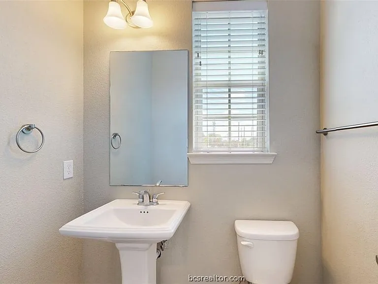 2027 Harvey Mitchell Pkwy S — Photo 10