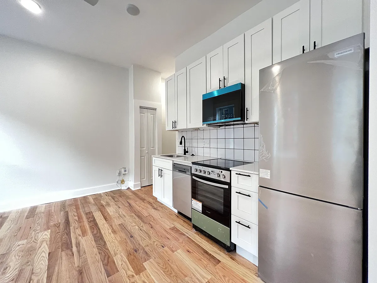 Building Photo - 509 E 12th St #A2