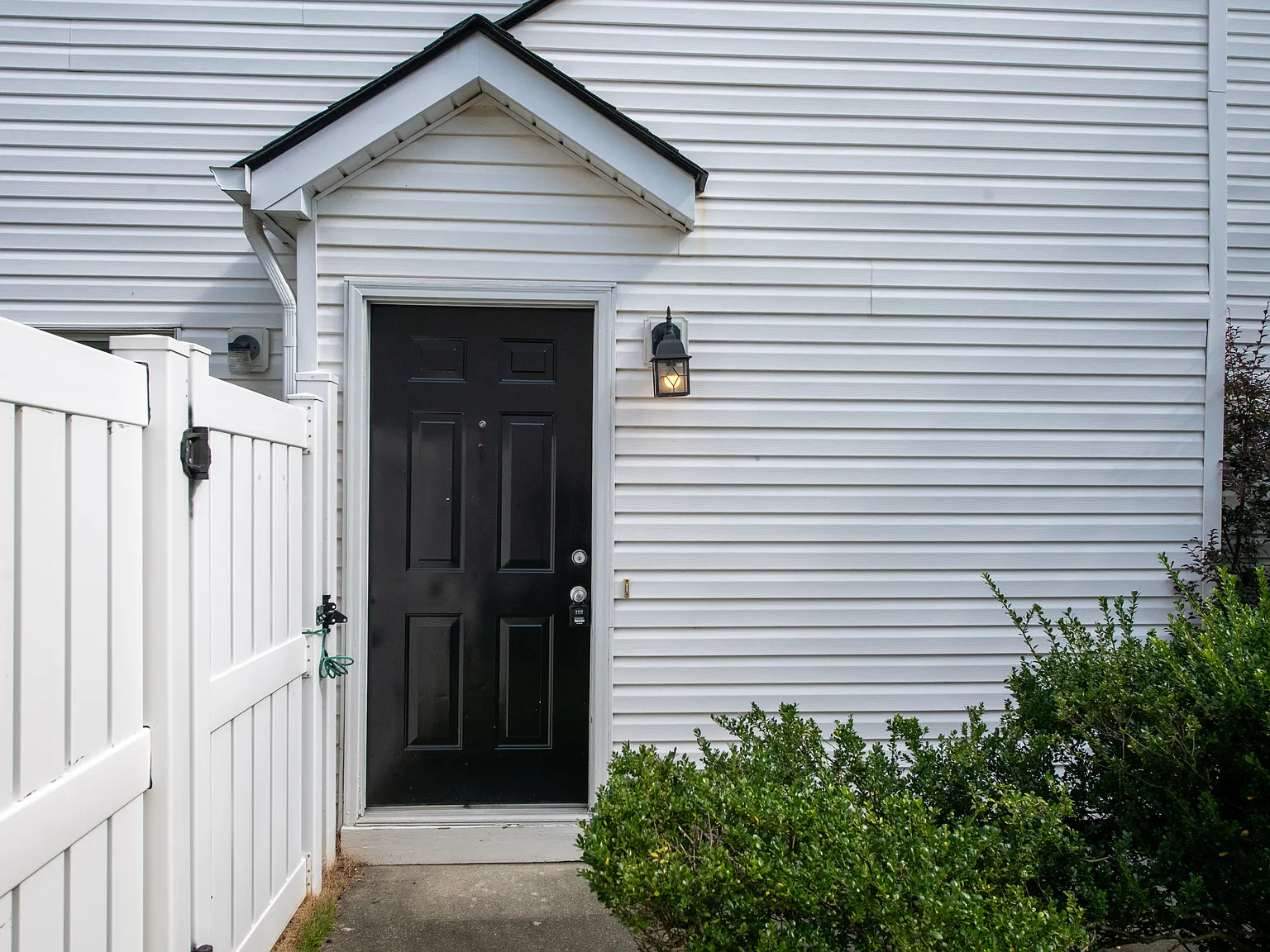 2 bed, 2.5 bath, 1108 sqft, $1,875 — Photo 2