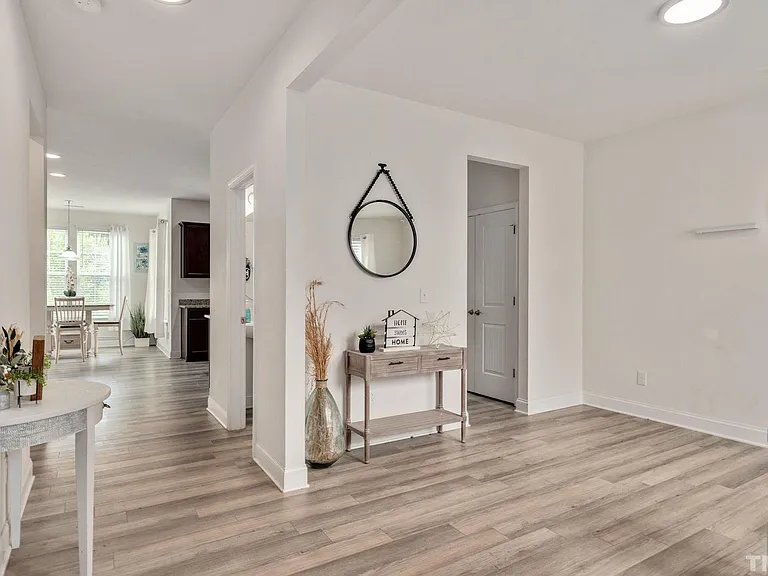 220 Avery Glenn Way — Photo 4