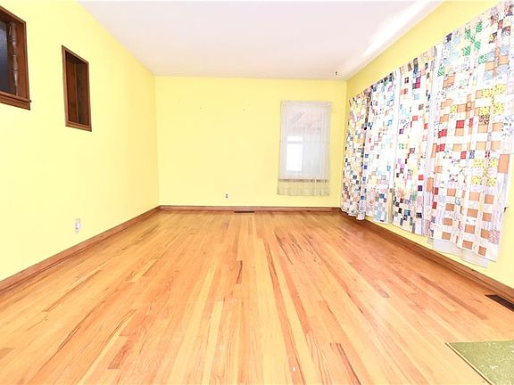 5th image of 918 S Leslie St