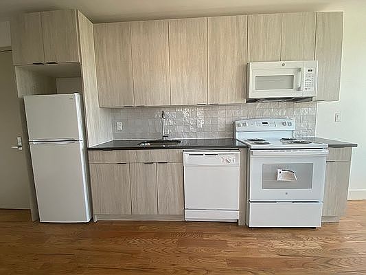5th image of 1068 Putnam Ave #4AA