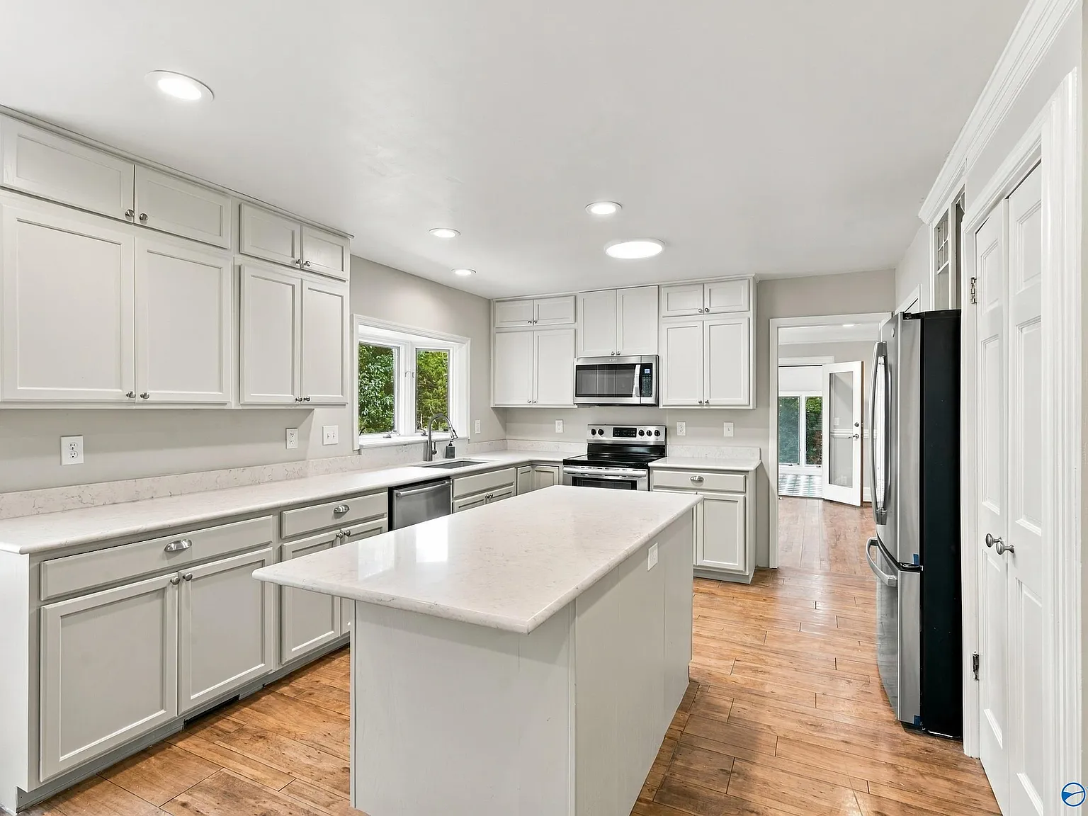 5 bed, 3.5 bath, 4028 sqft, $3,795 — Photo 3