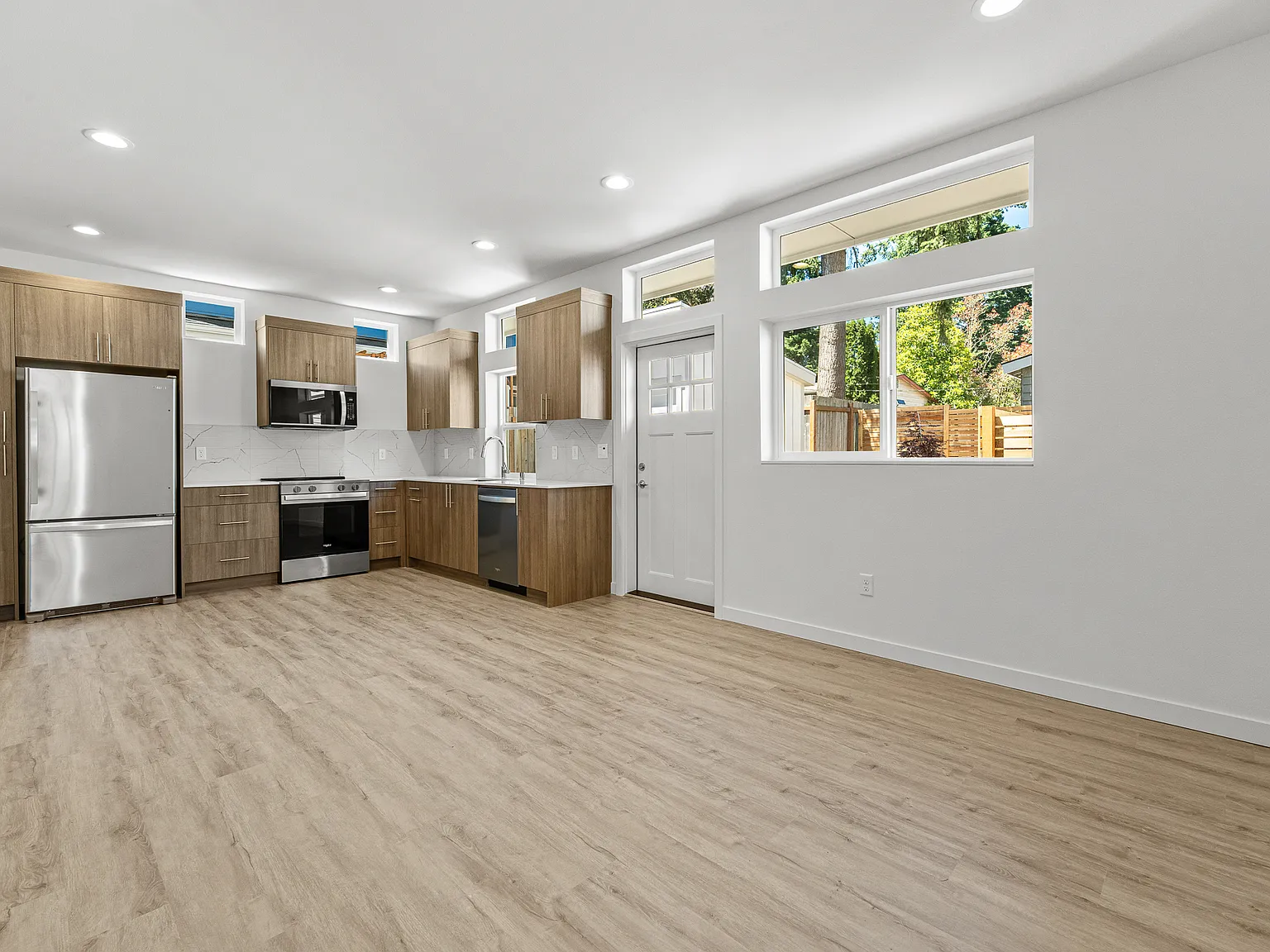 3 bed, 2.5 bath, 1081 sqft, $3,800 — Photo 2