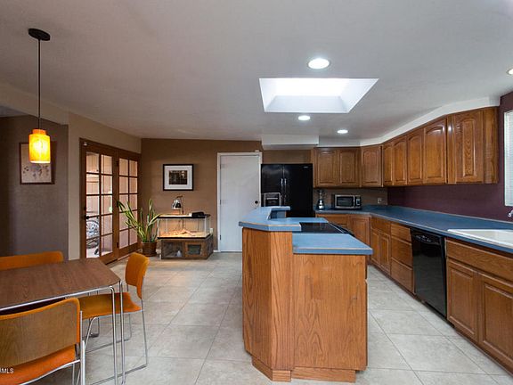 4th image of 810 N Hayden Dr