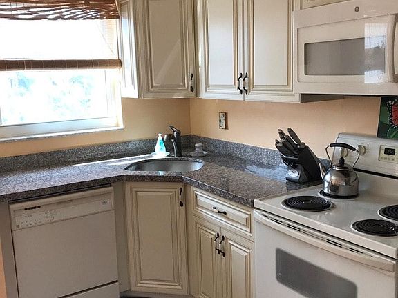2nd image of 505 NE 20th Ave APT 212