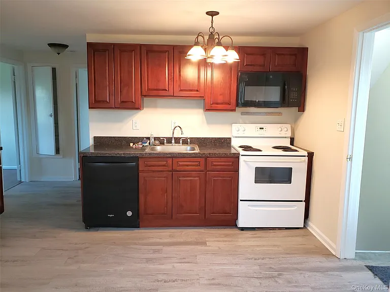 478 Old Farmingdale Rd #B — Photo 11