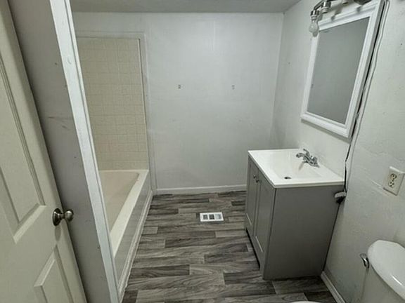 5th image of 3301 Druid St