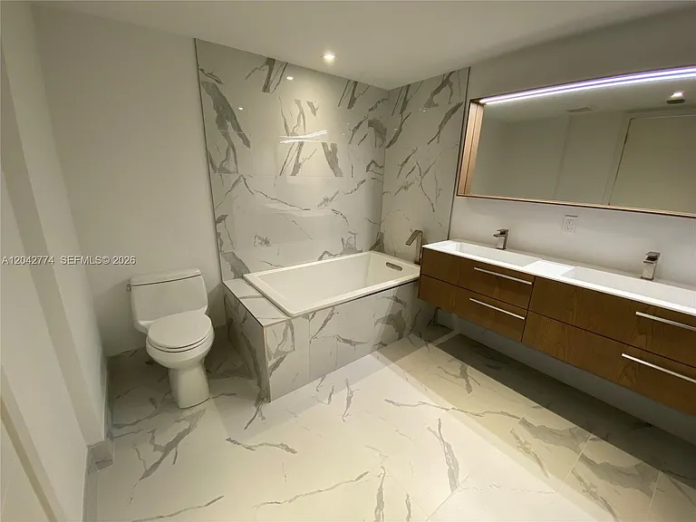 9521 E Bay Harbor Dr #605 — Photo 18