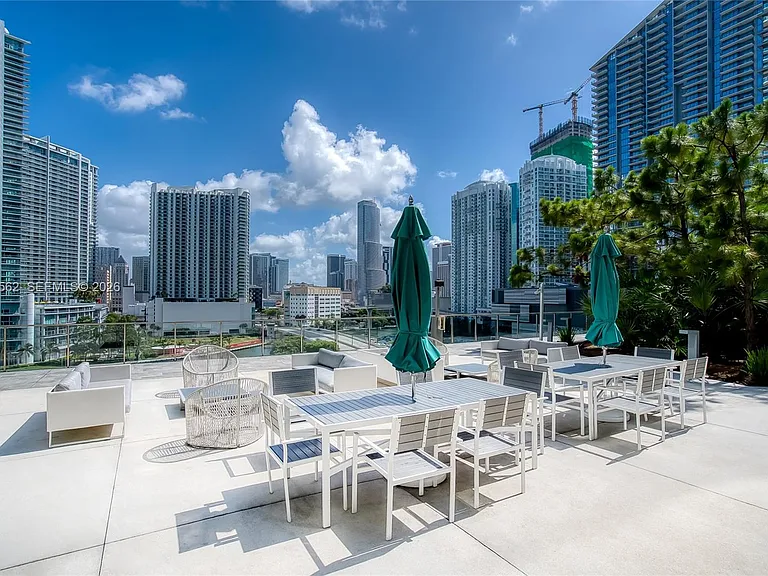 88 SW 7th St #1006 — Photo 31