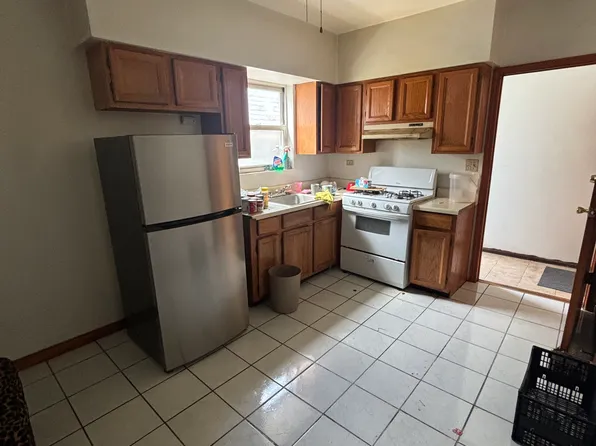 3043 W Montrose Ave Room 2, Chicago, IL 60618