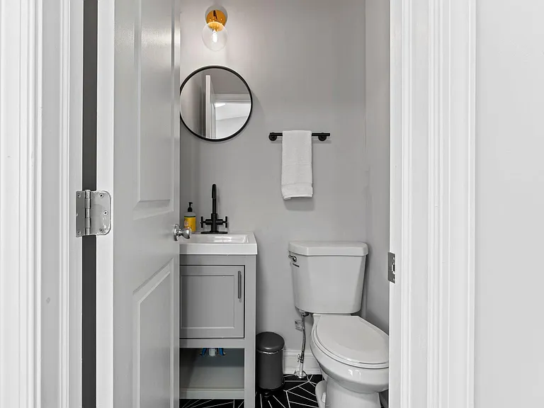 833 Corinthian Ave — Photo 16