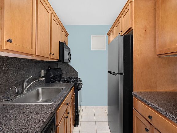 4th image of 251 E 32nd St #8D