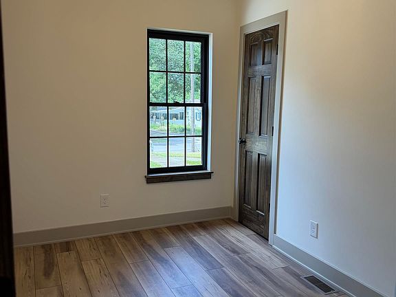 5th image of 412 Michigan St