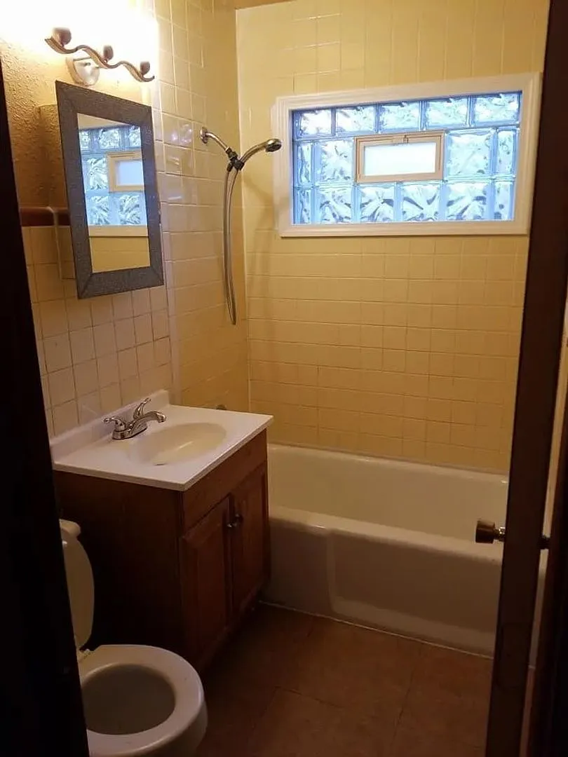 Charming 2-Bedroom 1 Bath Duplex! — Photo 2