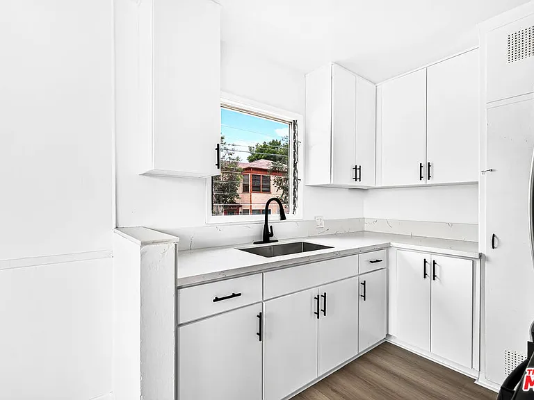 4777 San Vicente Blvd #8 — Photo 4