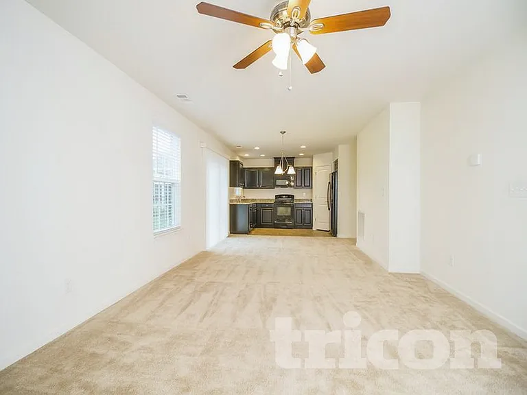 112 Hackney Ln — Photo 2