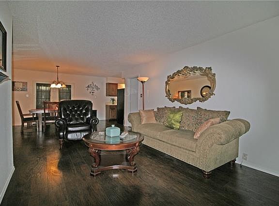 5th image of 805 Loganwood Dr