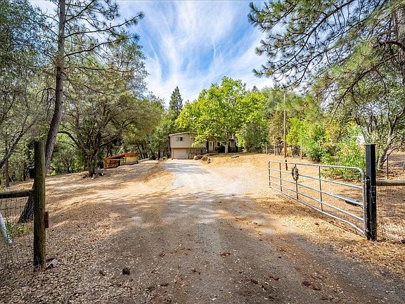 3rd image of 2370 Meadow Ln