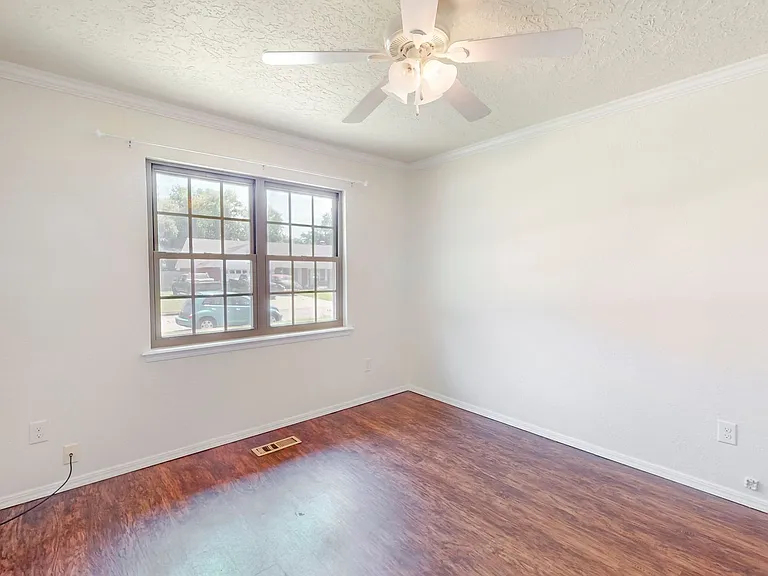 4004 S Maple Ave — Photo 17