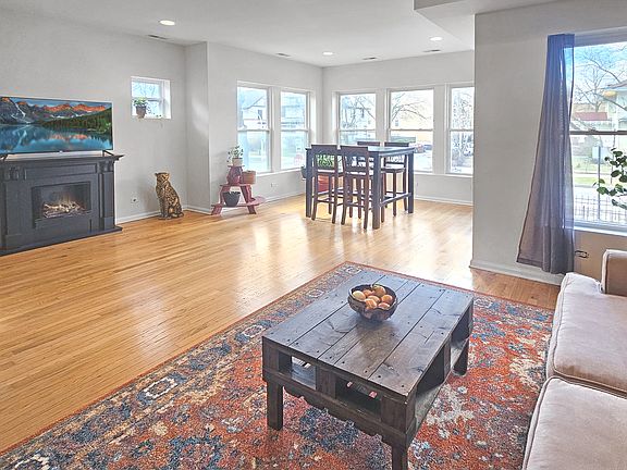 3rd image of 6701 N Bosworth Ave APT 1S