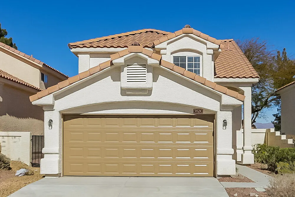 3 bed, 2.5 bath, 1638 sqft, $2,370 — Photo 1