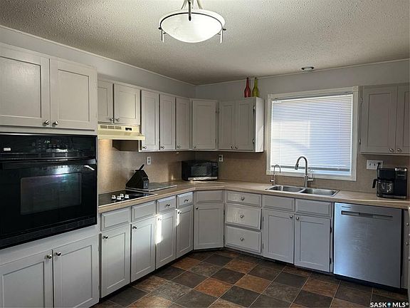 4th image of 11104 Dunning Cres