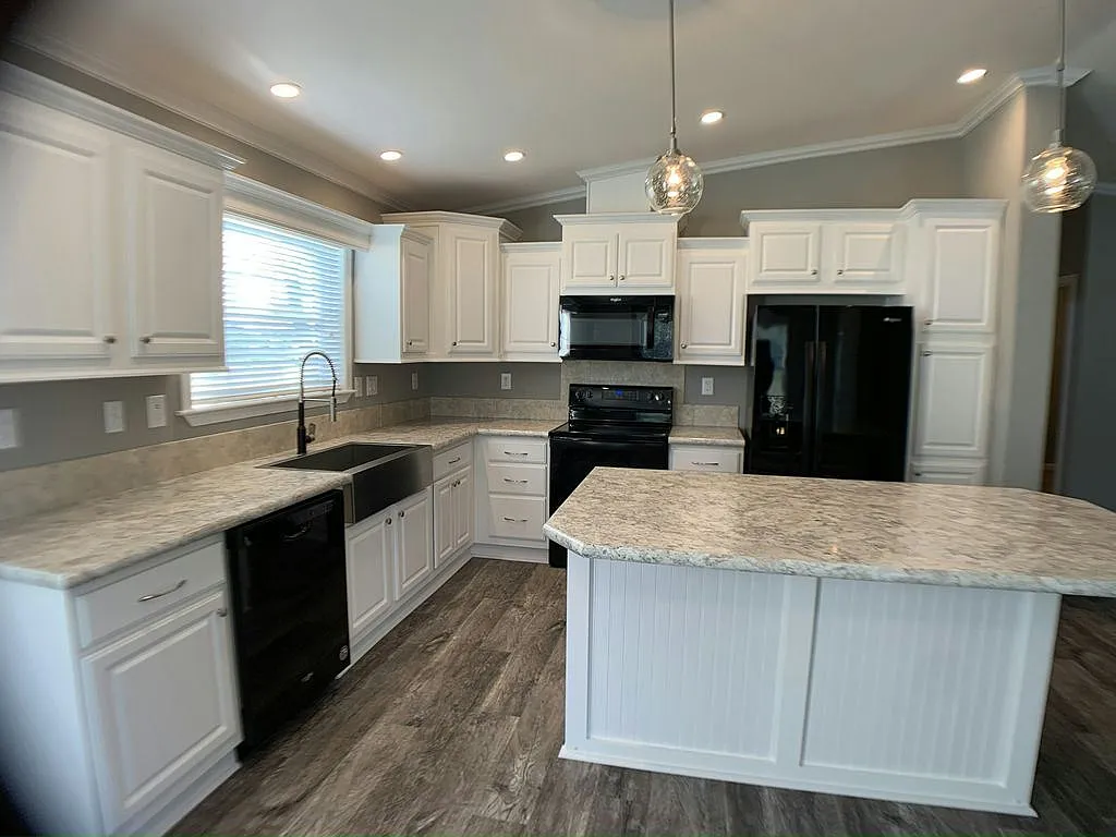 3 bed, 2.0 bath, 1372 sqft, $1,529 — Photo 2