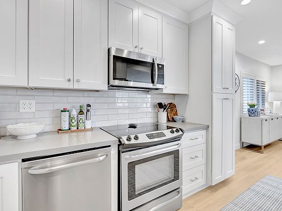5th image of 732 SE 13th Avenue