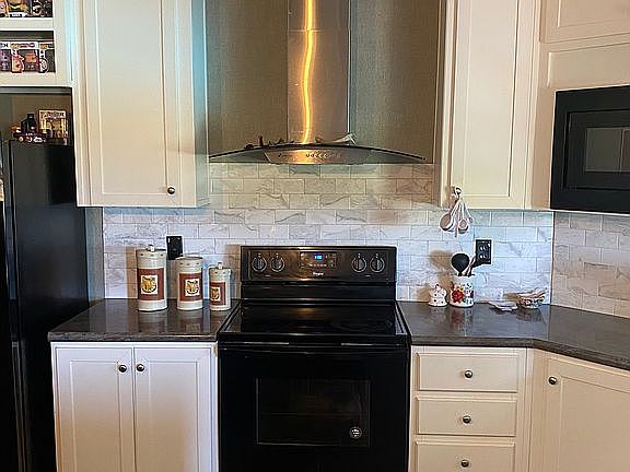 5th image of 410 Holly Ln