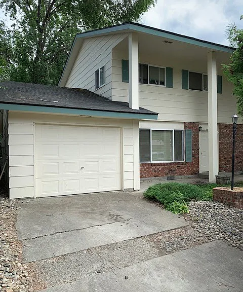 1404 N Brook Ct — Photo 1
