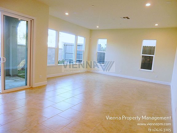 4th image of 1062 Yucca Dr