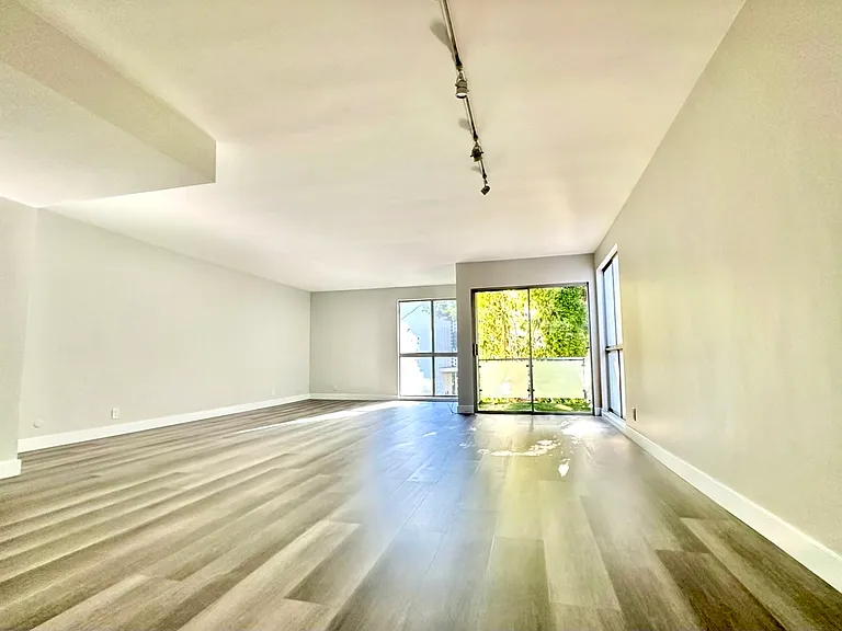 244 N Almont Dr #4B — Photo 1