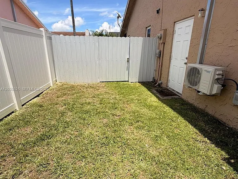 11931 SW 132nd Ave #EFFICIENCY — Photo 6
